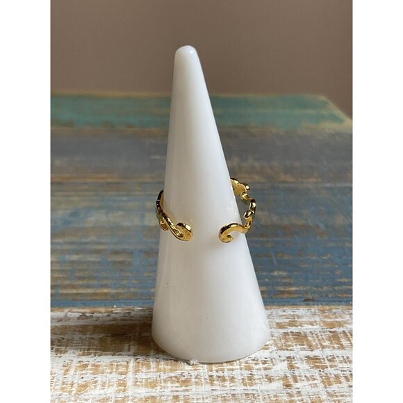 Gold-Tone Wavy Design Ring Size 5 Simple & Elegant Style - Picture 4 of 4